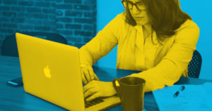 nauczyciel przygotowujący się do lekcji online